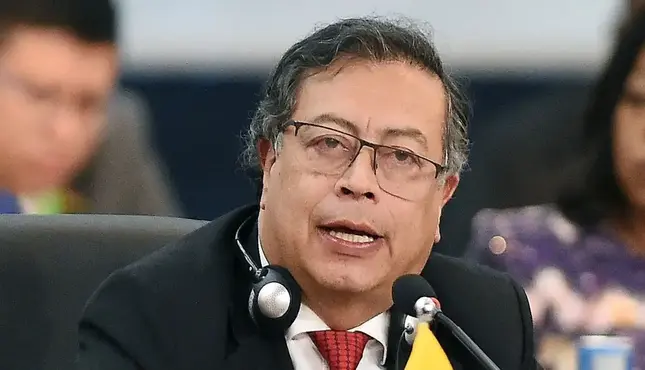 Gustavo Petro dice a Abelardo de la Espriella que no se reconstruyen zonas afectadas con la limosna de los ricos.